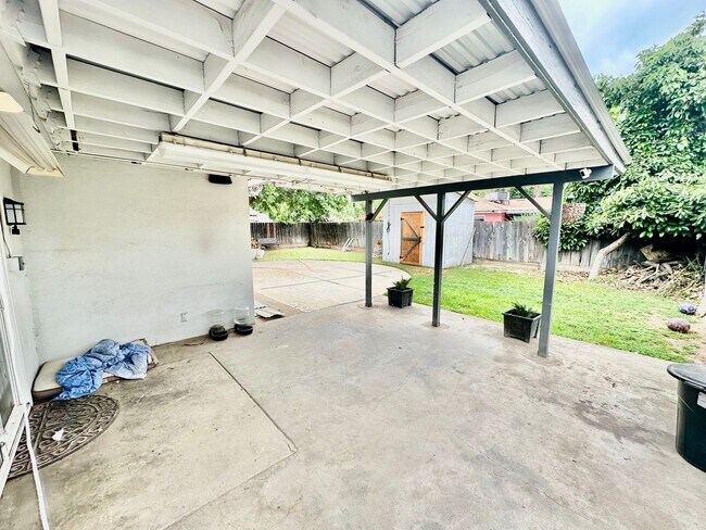 Building Photo - Charming Northwest Fresno 3/2