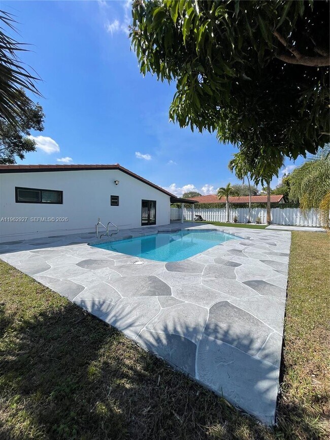 Building Photo - 8275 Shadow Wood Blvd