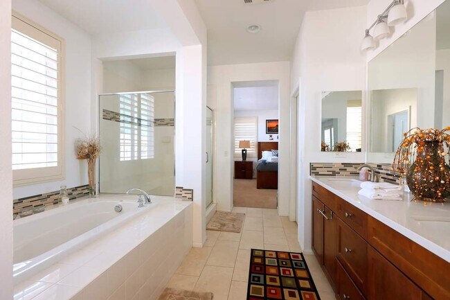 Building Photo - 10959 Lotus Dr