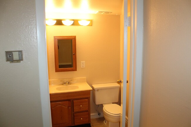 Building Photo - "Chic 2-Bed Condo Oasis with Spacious 1152...