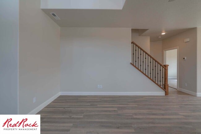 Building Photo - Beautiful Townhome in Hurricane Heights!