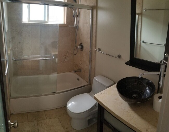 Building Photo - Stylishly Updated 2-Bedroom in Oakland