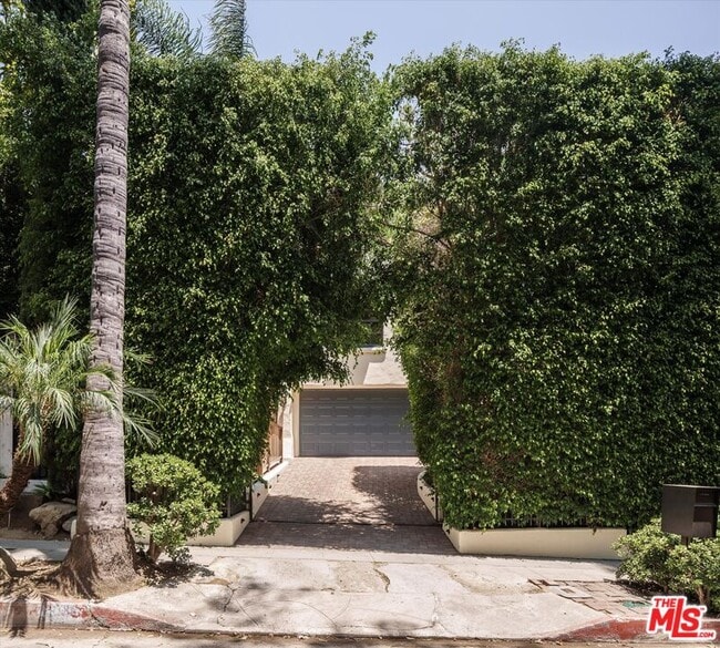 Primary Photo - 2030 Laurel Canyon Blvd