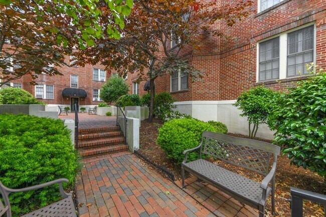 Building Photo - 828 N Elm St
