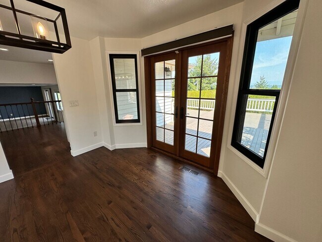 Building Photo - Stunning large 3 bedroom home in West Aubu...