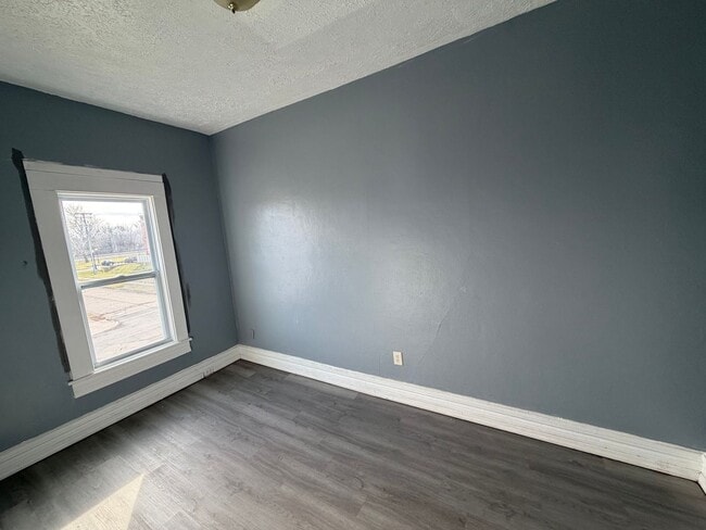 Building Photo - 316 W 10th St