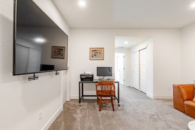 Building Photo - 2824 W Parkside Pl