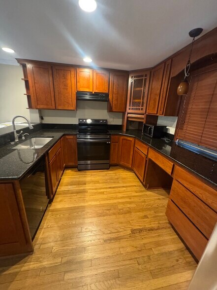 Kitchen with lots of storage for utensils - 19621 Sparr Spring Rd