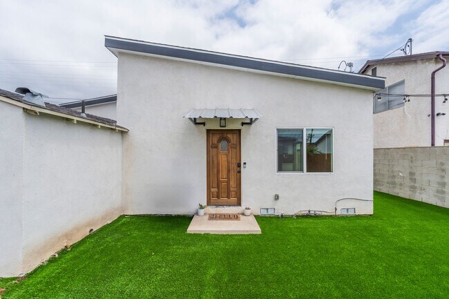 Building Photo - Warm & Inviting Hawthorne Home!