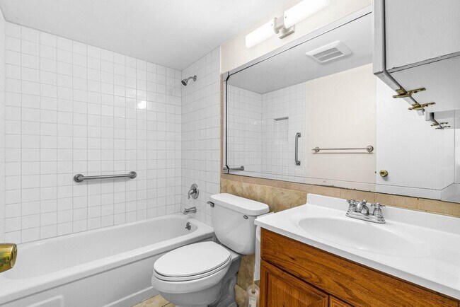 Building Photo - 52 Kingswood E