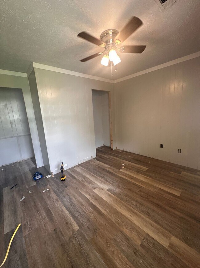 Building Photo - 4 Bed 2 Bath House - Under Renovations