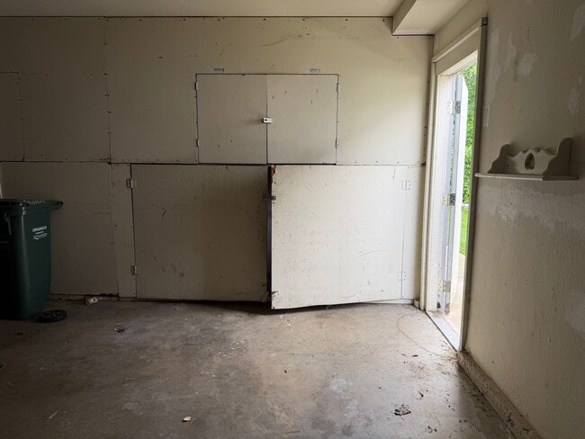 Building Photo - 2 story updated townhouse In Rosemont 2/1
