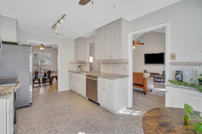 Building Photo - 313 Manden Rd