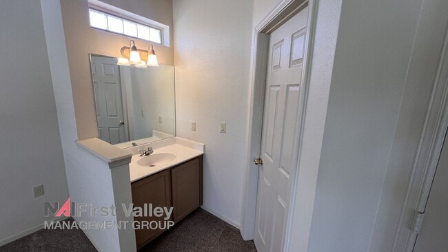 Building Photo - 2 Bedrooms, 2 Baths
