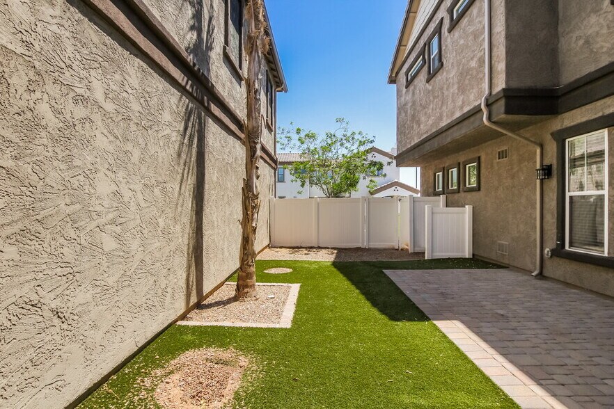 Building Photo - 2664 S Santa Rita