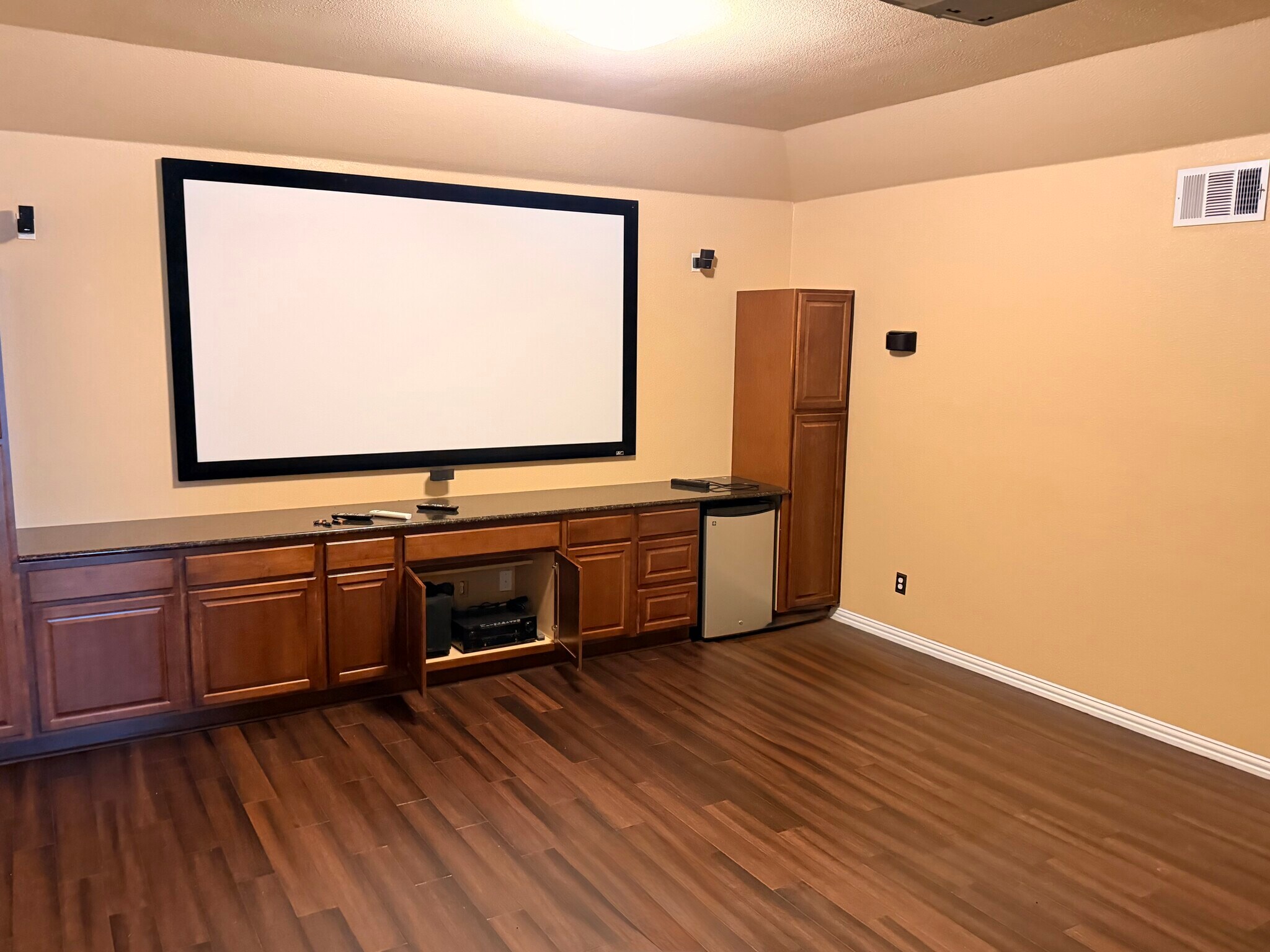 Building Photo - 10133 Sanden Dr