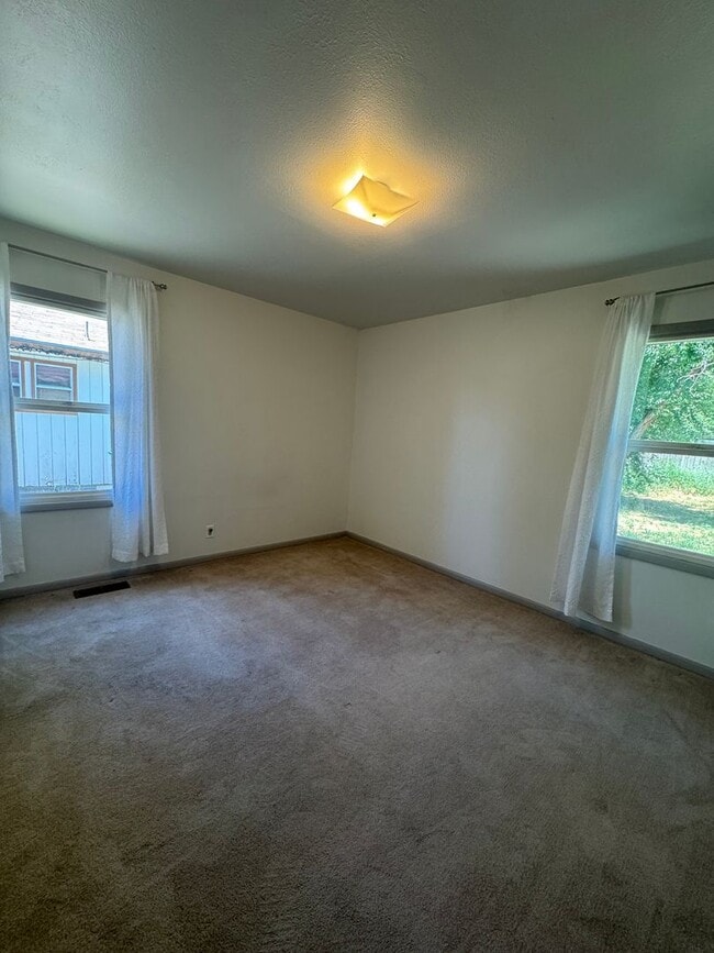 Building Photo - 2 bed 1 bath with large attached garage and fenced yard