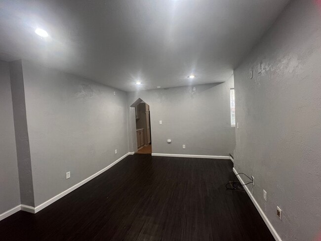 Building Photo - Beautiful 4 Bedroom/ 2 Bath with private c...