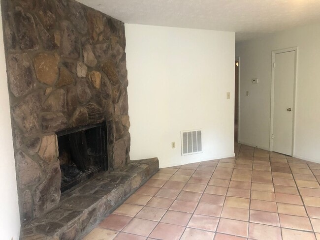 Building Photo - 2 Bedroom Duplex in Boulevard with a Yard