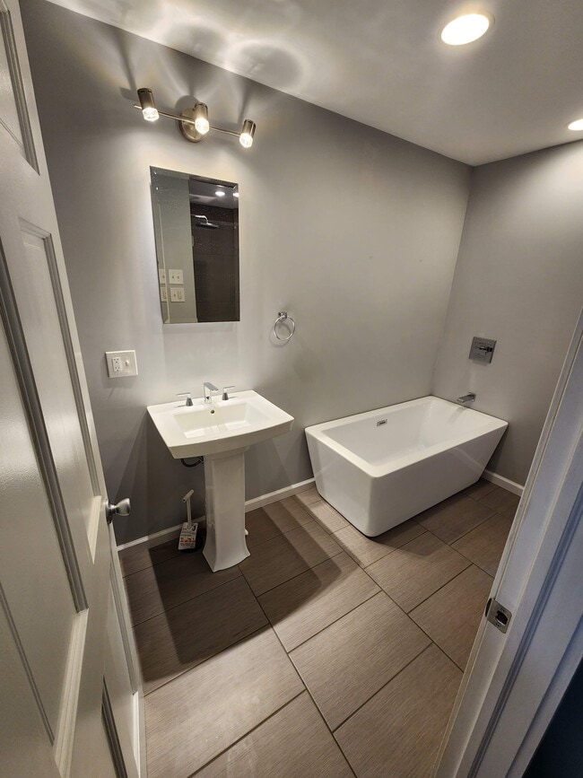 Second Floor Bath 2 - 1037 Duffield St