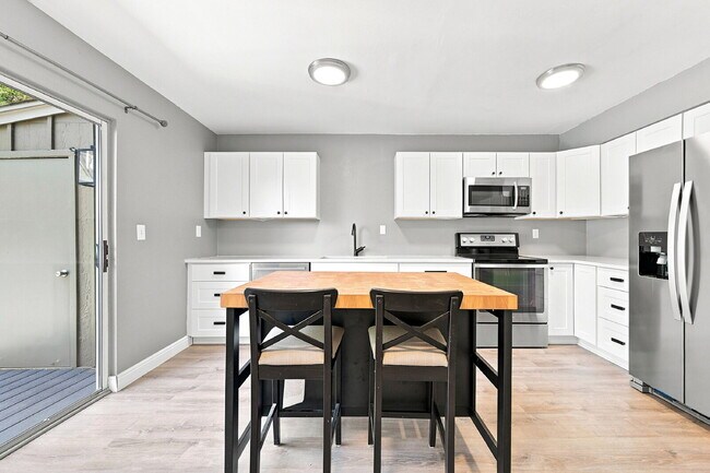 Building Photo - $2,470.95, 2 Bed, 2.5 bath Townhome in Centennial with in unit Laundry!