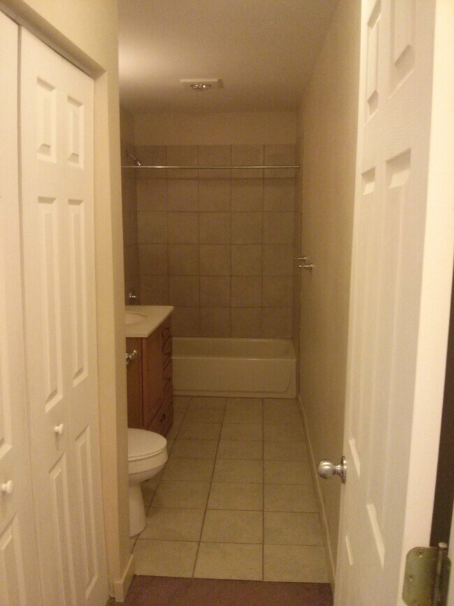 Main Bath - 4845 Delridge Way SW