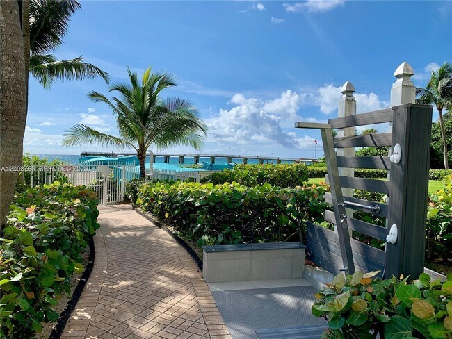 Building Photo - 16711 Collins Ave