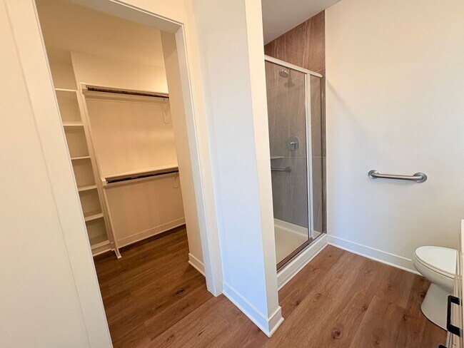 Building Photo - Single Level 3 Bed, 2 Bath, 1 Car Garage Duplex in North Kansas City