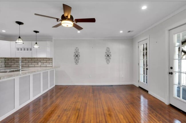 Building Photo - 3 Bedroom Newly Renovated  Apartment with ...