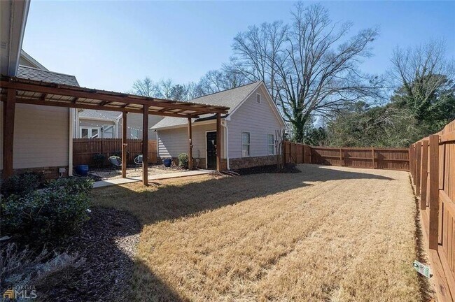Building Photo - 3165 Oakdale Rd