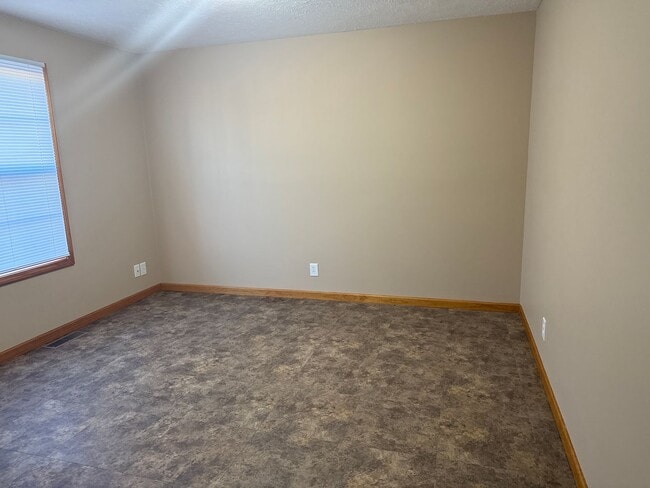 Building Photo - Newly renovated west side duplex with full basement!