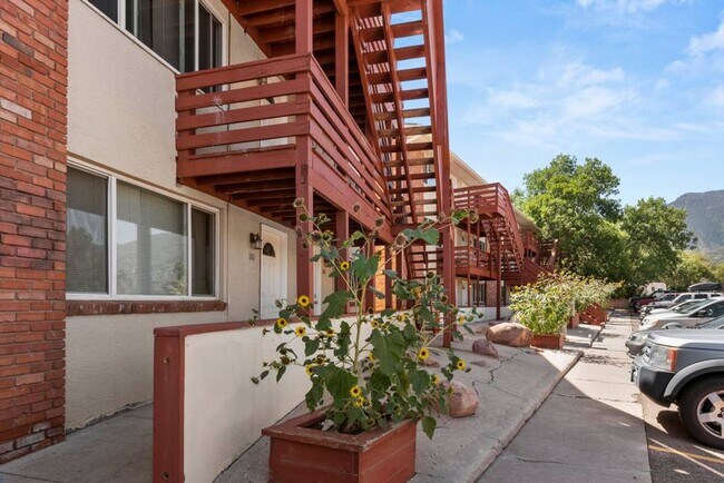 Building Photo - 425 E Fountain Pl