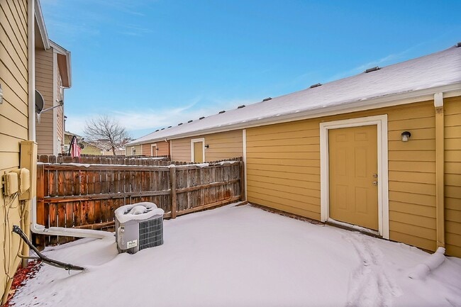 Building Photo - $1,795.95- 2-Bed 2.5 Bath Townhome in Colorado Springs with Fenced-in Yard and Laundry In Unit!