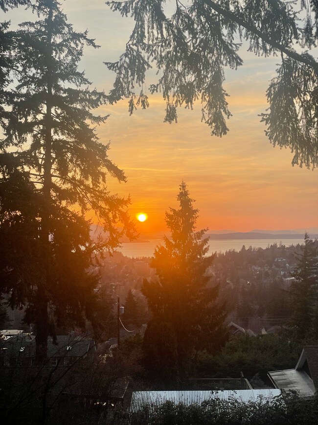 Building Photo - 1202 39th St