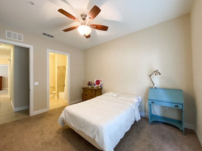 Building Photo - The Palms #102