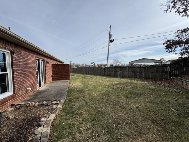 Building Photo - 103 Pinewood Dr