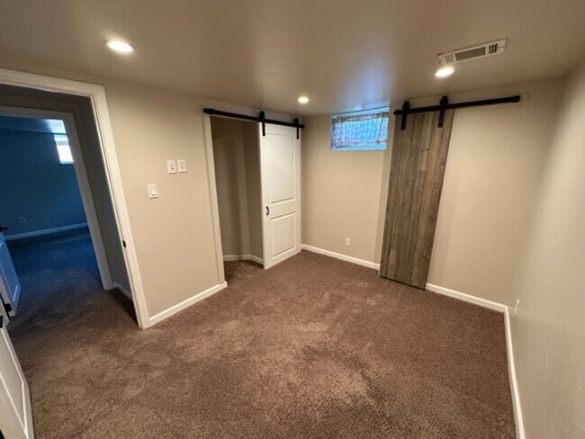 Building Photo - 4BR SFR w/Garage, Updated Kitchen - Deck & Yard in Englewood