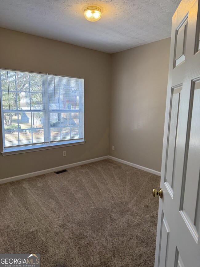 Building Photo - 2500 Lake Royale Dr