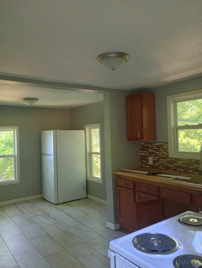 Building Photo - 3 Bedroom 1 Bathroom house