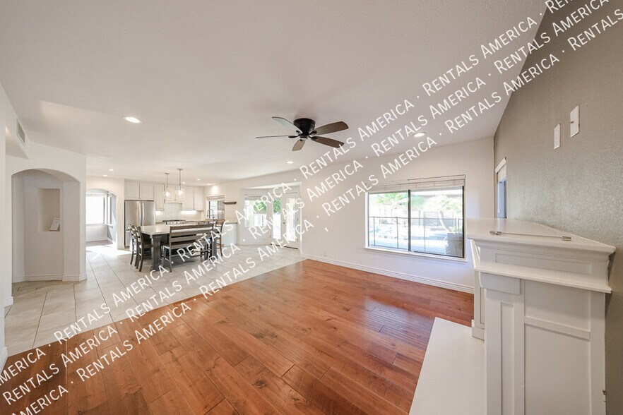 Building Photo - 5444 E Grovers Ave