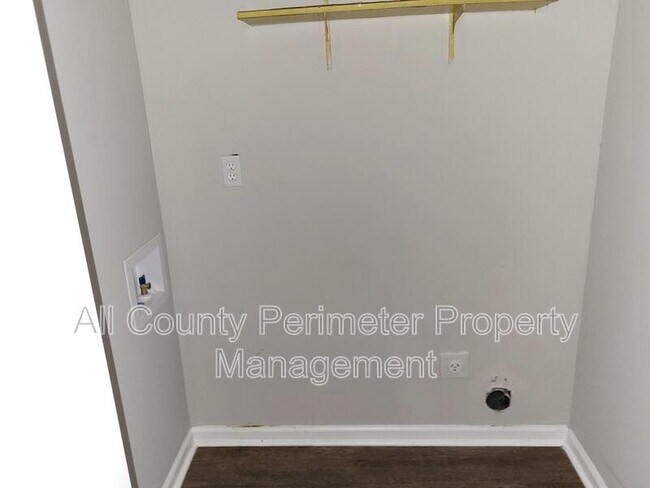 Building Photo - 490 Hall St