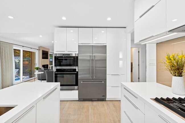 Building Photo - Stylish Condo in Desirable Alta Heights Neighborhood