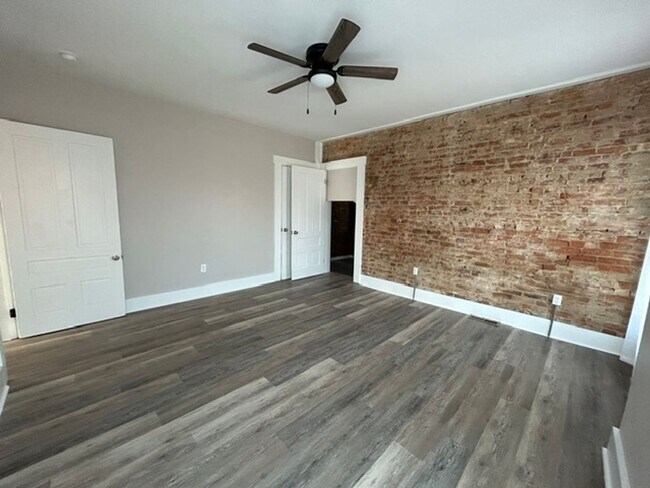 Building Photo - 19-21 S. Van Lear St.