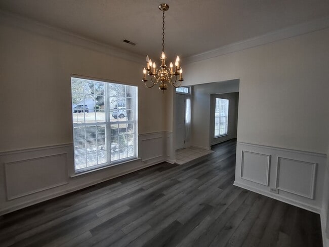 Building Photo - Beautiful 2-story home located in the Reed...