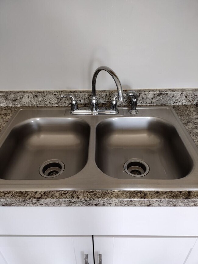 Building Photo - MOVE IN SPECIAL! Newly Remodeled 1 Bedroom