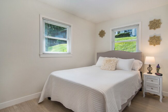 Building Photo - 2245 Lakeshore Dr