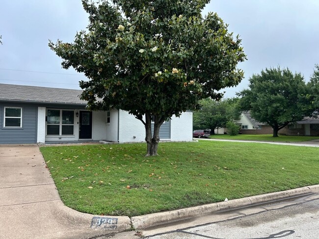 Building Photo - Located in the HEART of Burleson!