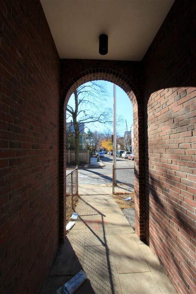 Building Photo - 524 Putnam Ave