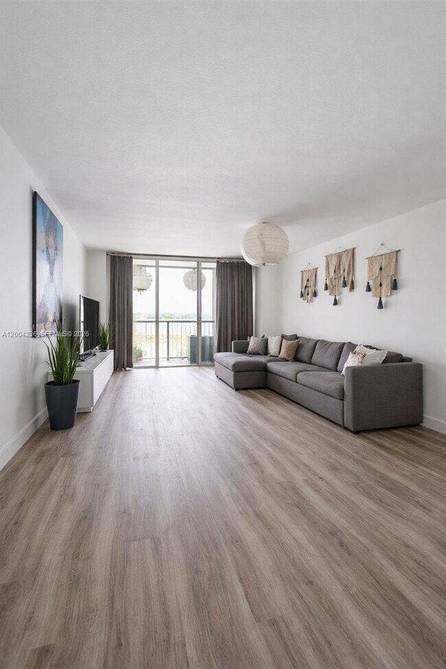 Building Photo - 1175 NE Miami Gardens Dr