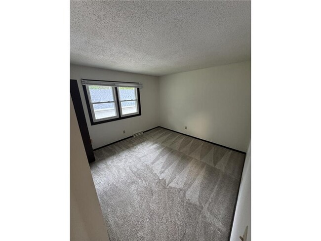 Building Photo - 571 County Rd B E